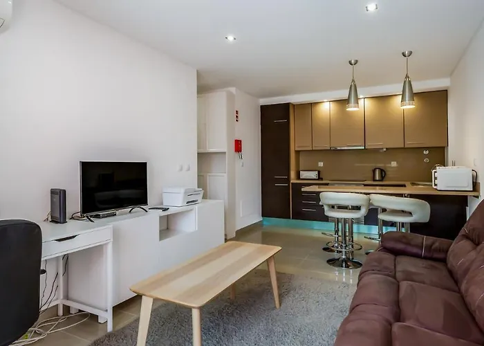 Luminous 2 Bdr W/pool By Lovelystay *