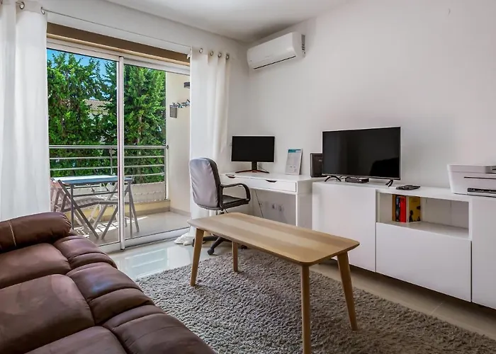 Luminous 2 Bdr W/pool By Lovelystay *